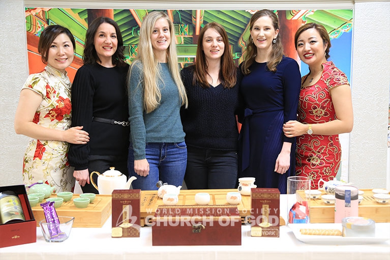 Group photo during the Hudson Valley Kimchi Festival 2019 in front of a palace backdrop.