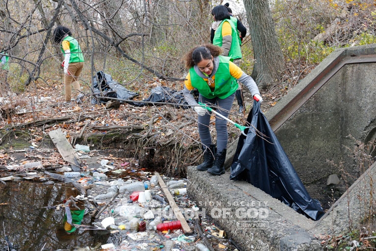 World Mission Society Church of God, wmscog, Mother's Street, cleanup, movement, mother, campaign, trash, garbage, leaves, volunteers, volunteerism, unity, global, world, new york, the bronx, albany, middletown, buffalo, rochester, long island, christian